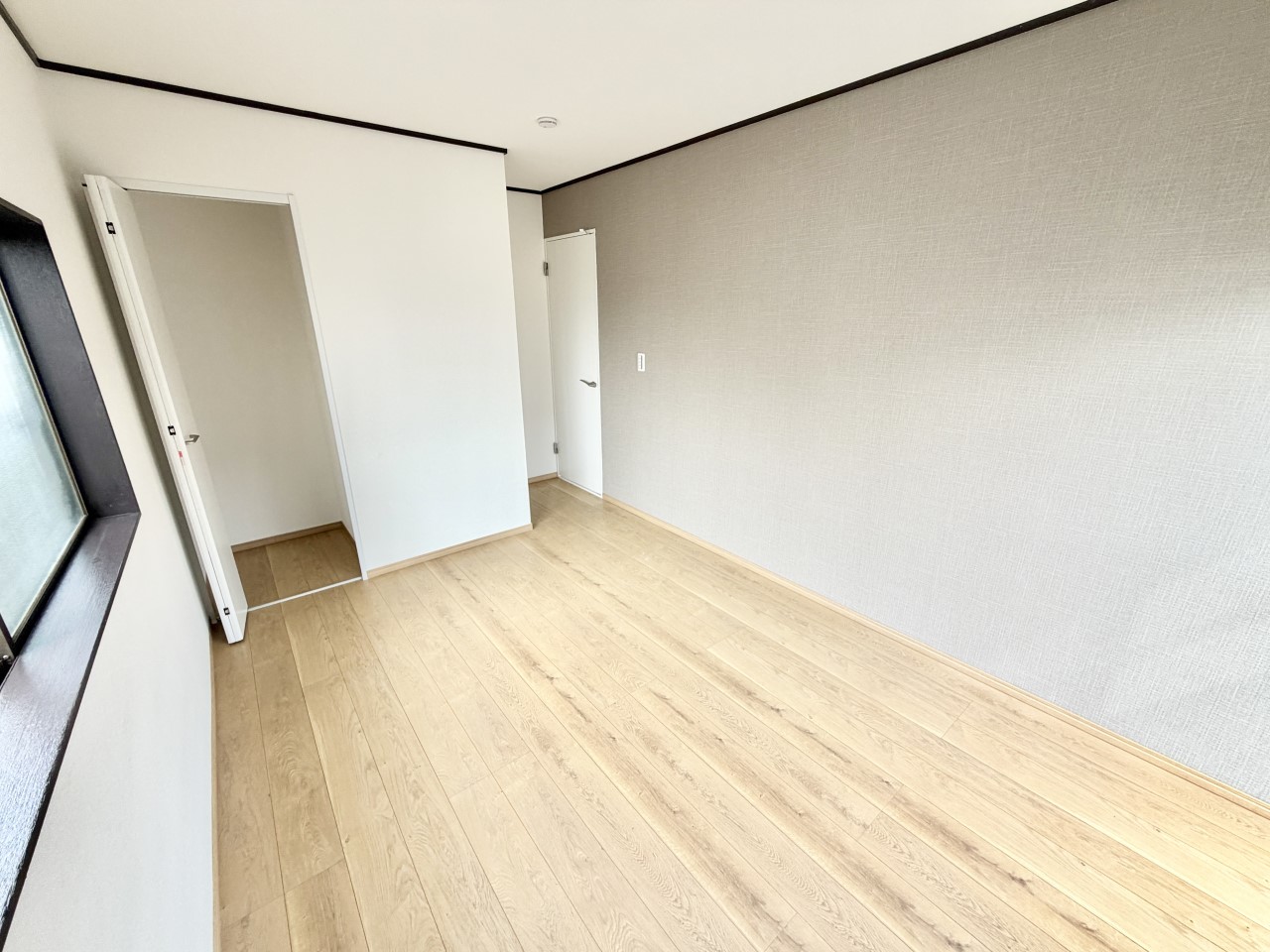 ◆2階洋室（リフォーム後）｜明るい日差しが降り注ぐお部屋に、居心地の良さを感じさせるコーディネート。