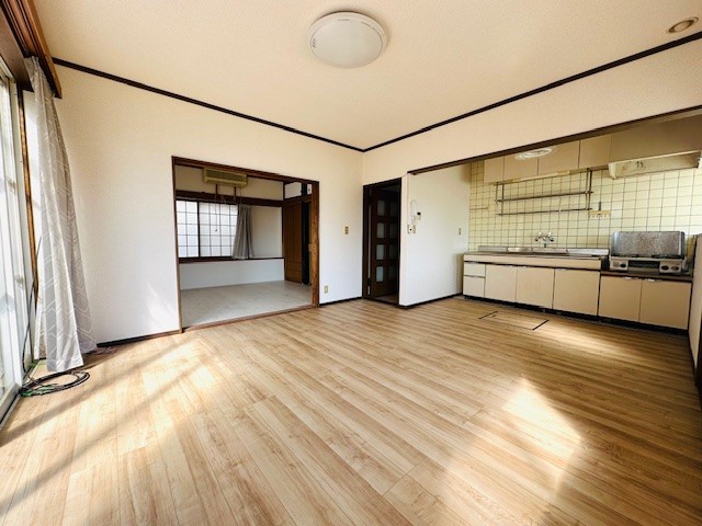 【ダイニングキッチン】広々11帖のDKは移動もスムーズ。日々のお料理が楽しくなります♪※2026年3月撮影