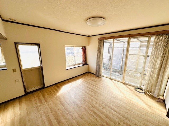 【ダイニング】窓から差し込む陽光でお部屋が明るく、暖かな雰囲気を感じます♪※2026年3月撮影