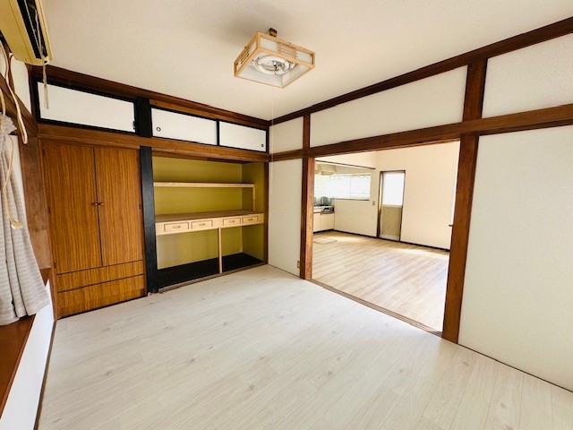 【1F6帖洋室】ダイニングに隣接した収納付き洋室♪書斎や趣味の部屋にもピッタリ♪※2026年3月撮影