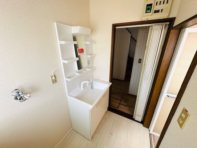 【脱衣所】スッキリとした脱衣所。お手入れも楽々で清潔に保てます♪※2026年3月撮影