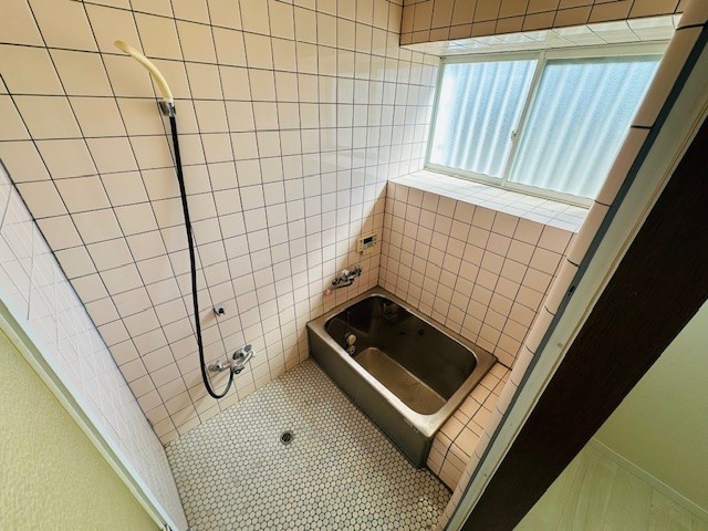 【浴室】窓付きで換気もスムーズなタイル貼りのバスルームです♪※2026年3月撮影