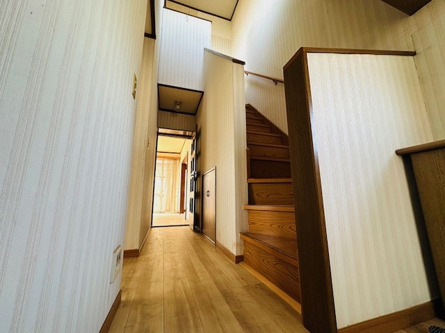 【吹抜け玄関】吹き抜けが明るく開放的な玄関です♪※2026年3月撮影