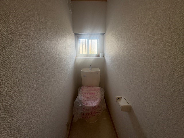 【トイレ】窓がついているので換気も楽々です♪