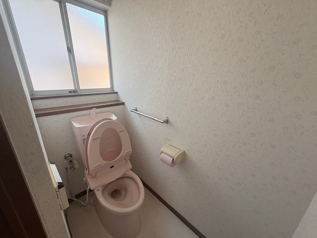 【トイレ】窓がついているので換気も楽々です♪