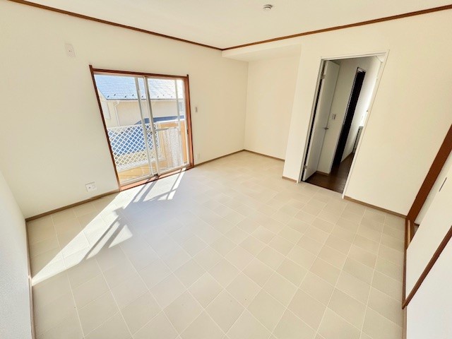 ◆2階洋室（リフォーム後）｜ダブルベッドを置いても余裕があるお部屋です♪