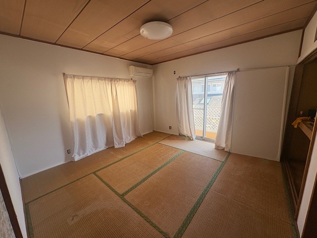 【和室】光が入る、明るいお部屋です♪　※残置物は撤去致します