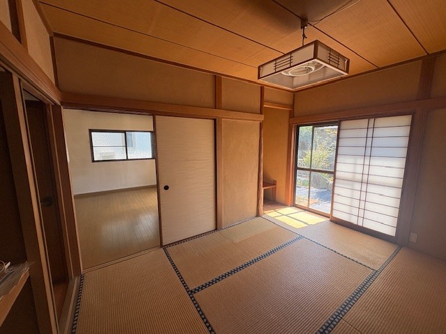【和室】障子から明るい光が差し込み、落ち着ける空間です♪  ※リフォーム前写真