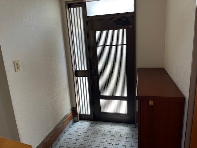 【玄関】下駄箱の上には思い出の品などを飾ることができます♪