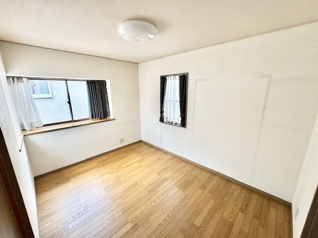 ◆2階洋室（リフォーム中）｜明るい日差しが降り注ぐお部屋に、居心地の良さを感じさせるコーディネート。