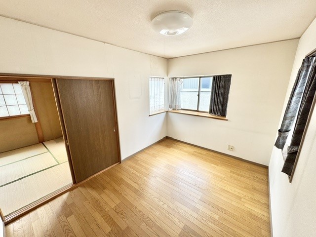 ◆2階洋室（リフォーム後）｜明るい日差しが居心地の良さを感じさせます！
