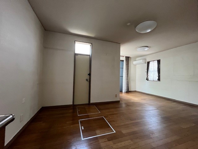 【ダイニング】キッチン横には勝手口がございます。ごみ捨てに大助かり♪