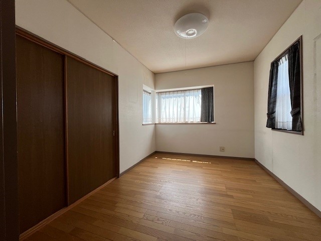 【洋室】2面採光のため、明るいお部屋♪