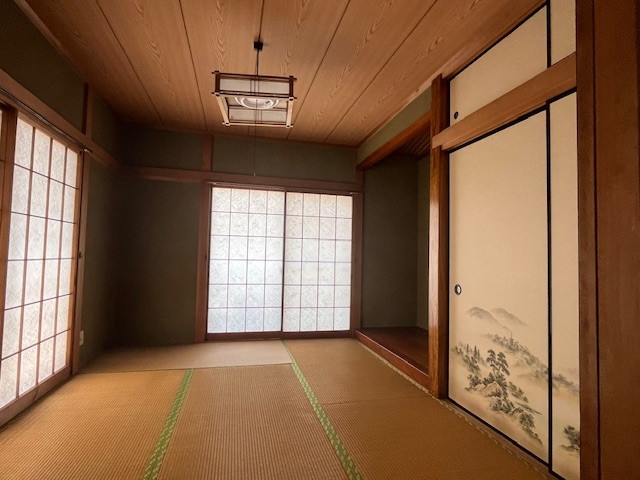 【和室】障子から明るい光が差し込む、くつろげる空間です♪