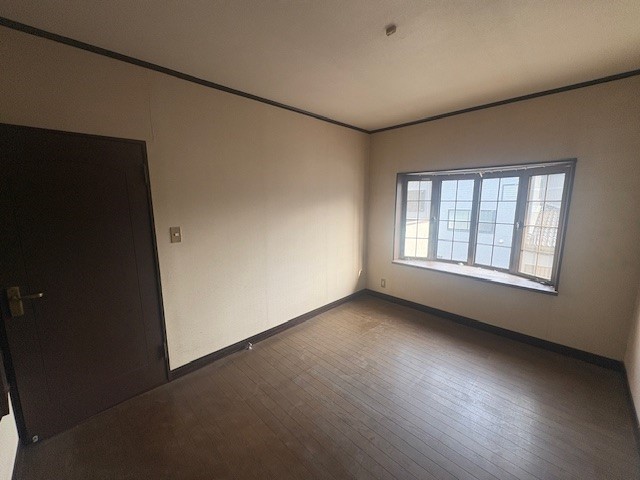 【洋室】出窓から優しい光が入るお部屋♪