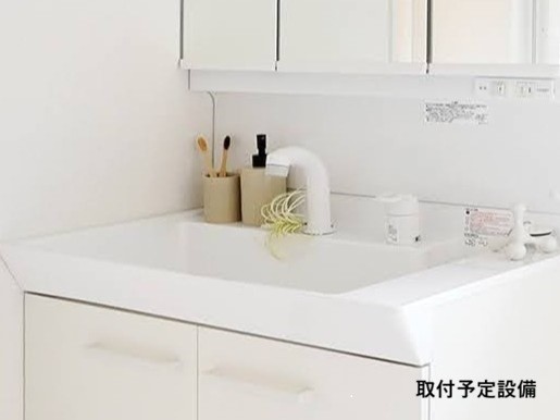 【取付設備】ワイドな洗面台は、お子さまの成長に伴い増えてくる泥だらけの衣服やスニーカーの手洗いをするのにも、窮屈さを感じない大きさです。