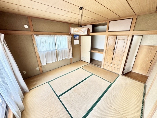 ◆2階和室｜押入にはお布団や季節ものが収納できます♪