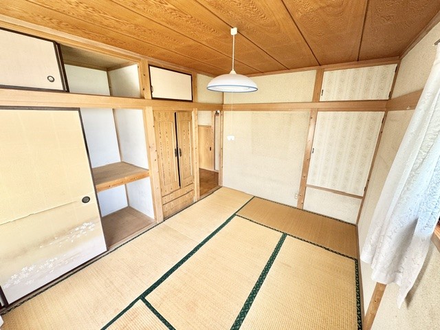 ◆2階和室｜押入れも付いていて収納にも困りません。