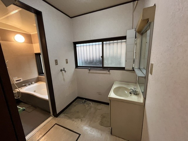 ◆洗面台・洗面所｜窓があるので、風と光を取り入れることができます♪ 