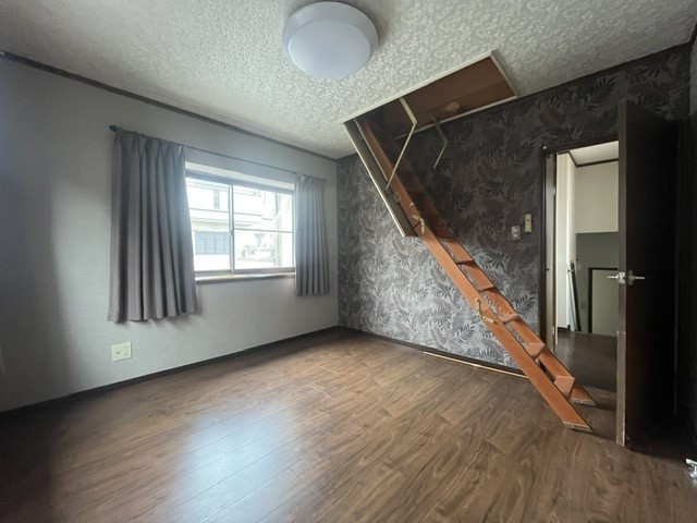 【洋室】小屋裏収納付きのお部屋です♪