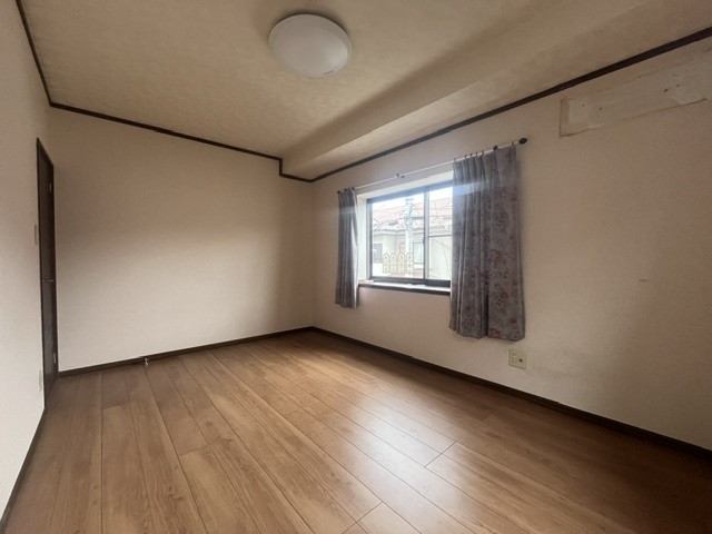 【洋室】2面採光のため、明るいお部屋♪