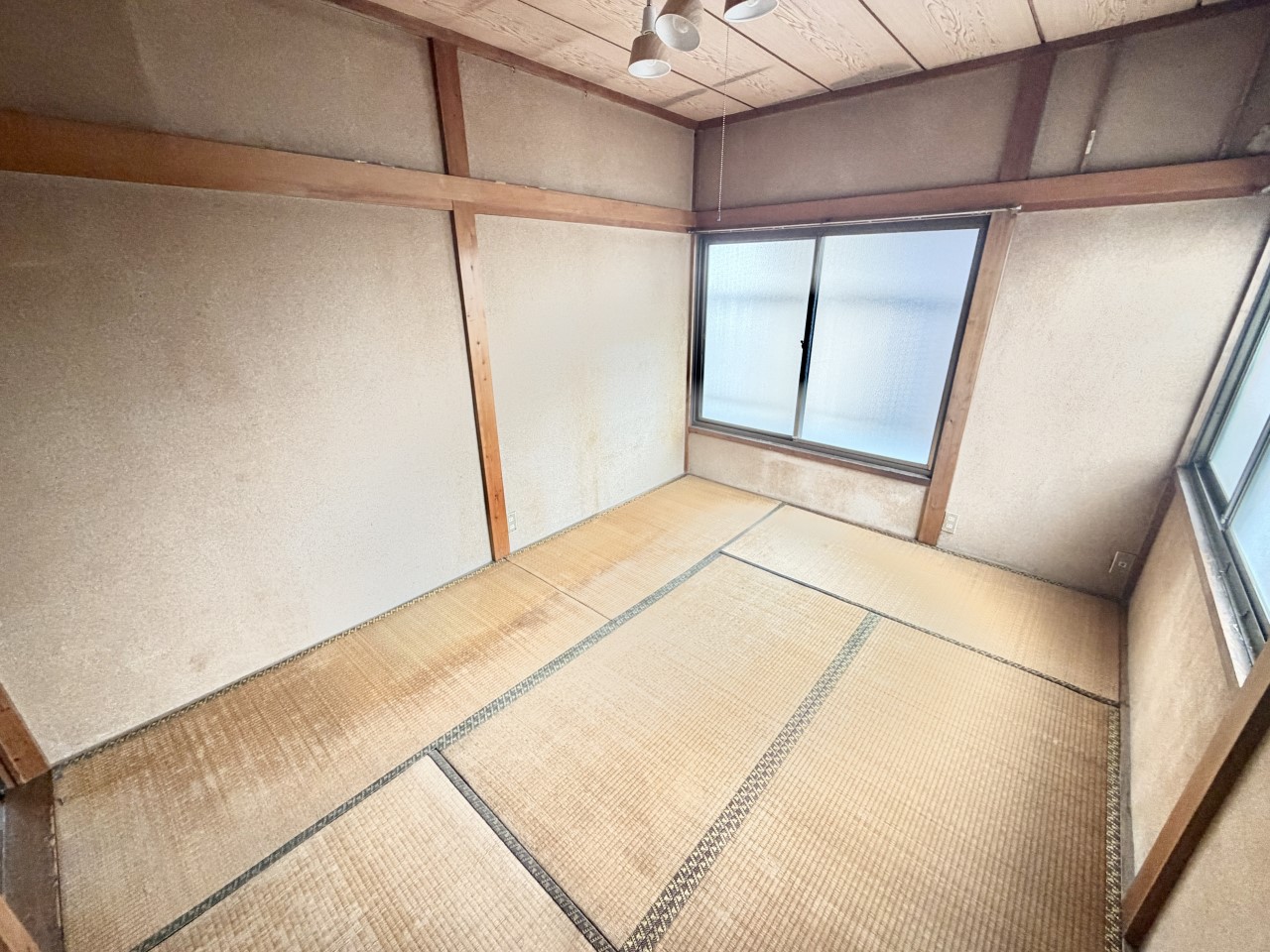 ◆2階和室｜押入にはお布団や季節ものが収納できます♪