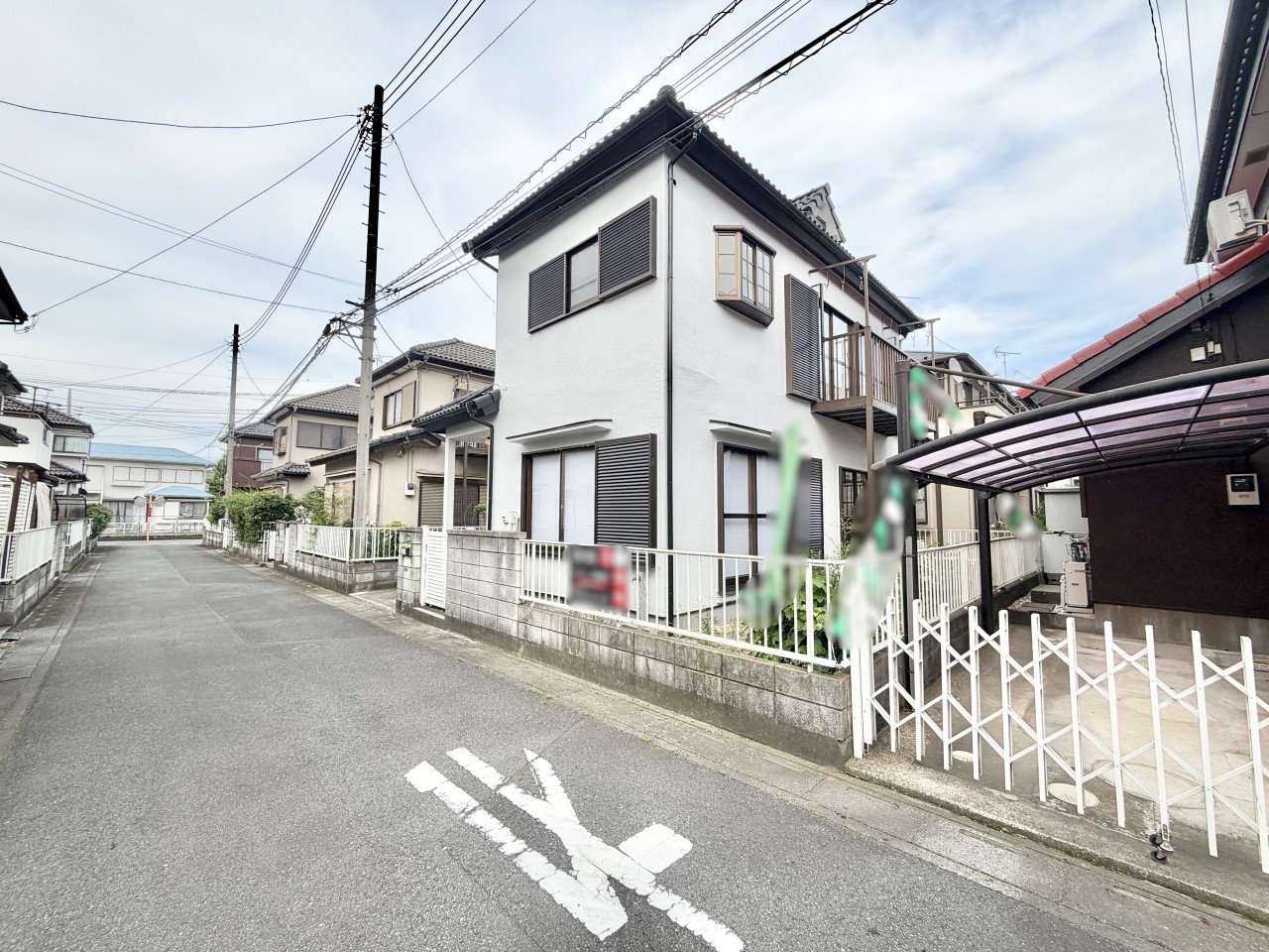 ◆外観（リフォーム後）｜現地は、日常に便利なスーパーやコンビニなどの商業施設が身近に揃う便利な立地です。引越し直後は何かとお世話になりそうな商業施設も、車でちょっと行ったところにある嬉しい周辺環境です。