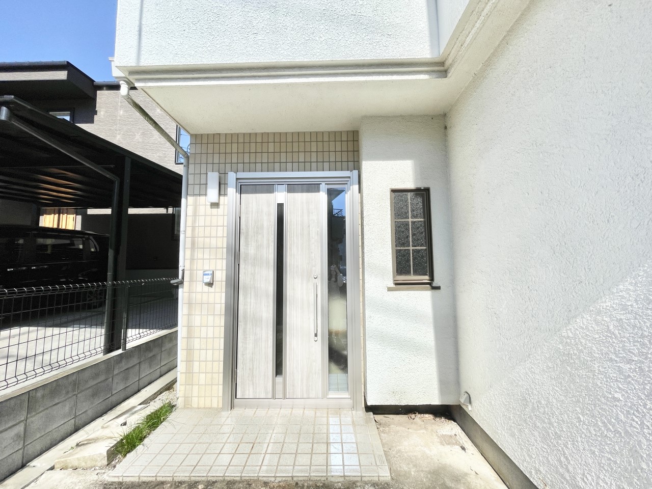 玄関｜玄関ドアを新しく交換いたしました。デザインと防犯性を兼ね備えました。