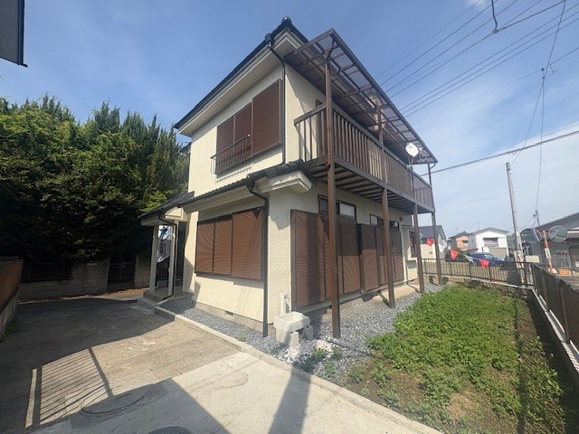 【外観】駐車場とは別にお庭もございます。家庭菜園を行うこともできますね♪