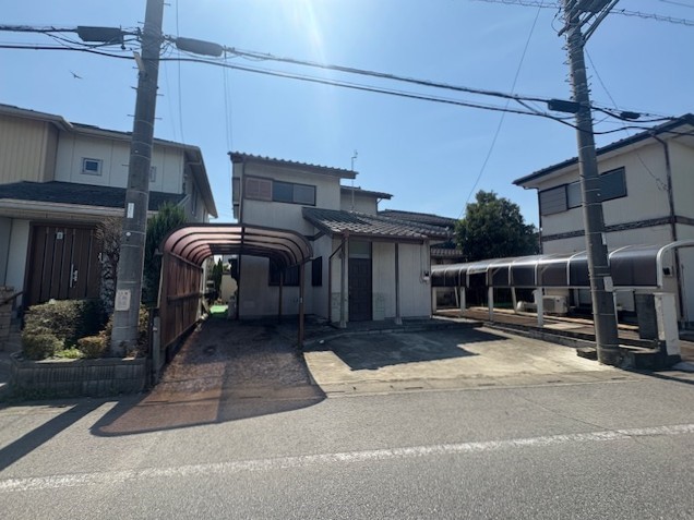 【外観】北側の道路は幅員が約11.3ｍ！  ※リフォーム前写真