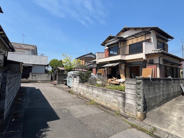 【外観】南側も道路のため、日当たり良好！  ※リフォーム前写真