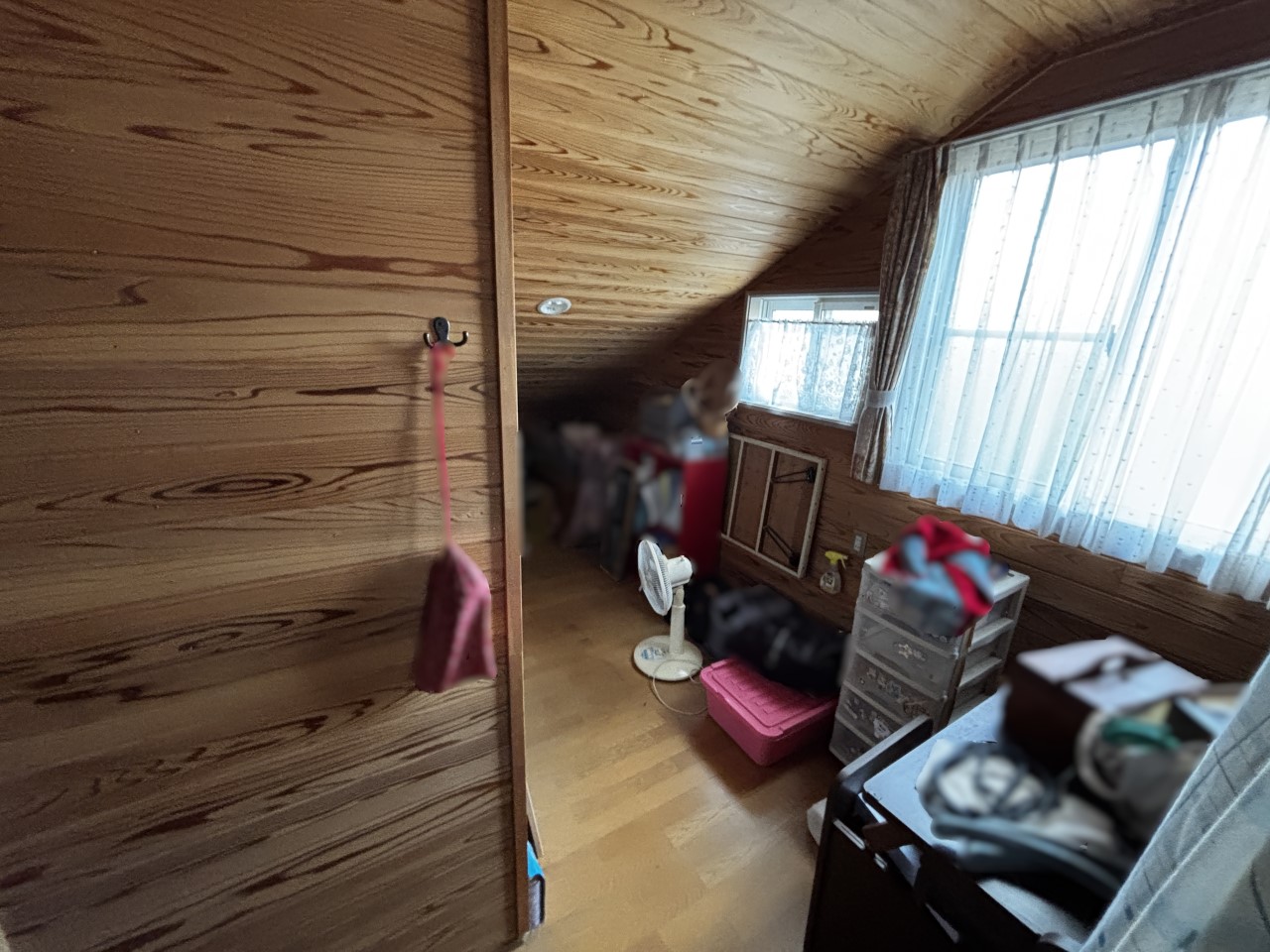 家族共有の物や掃除用具・日用品のストックなど、さまざまなものがしまえる便利な小屋裏収納