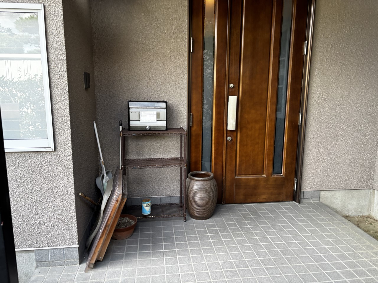 玄関ドアはしっかりとした造りで、防犯面にも配慮されています