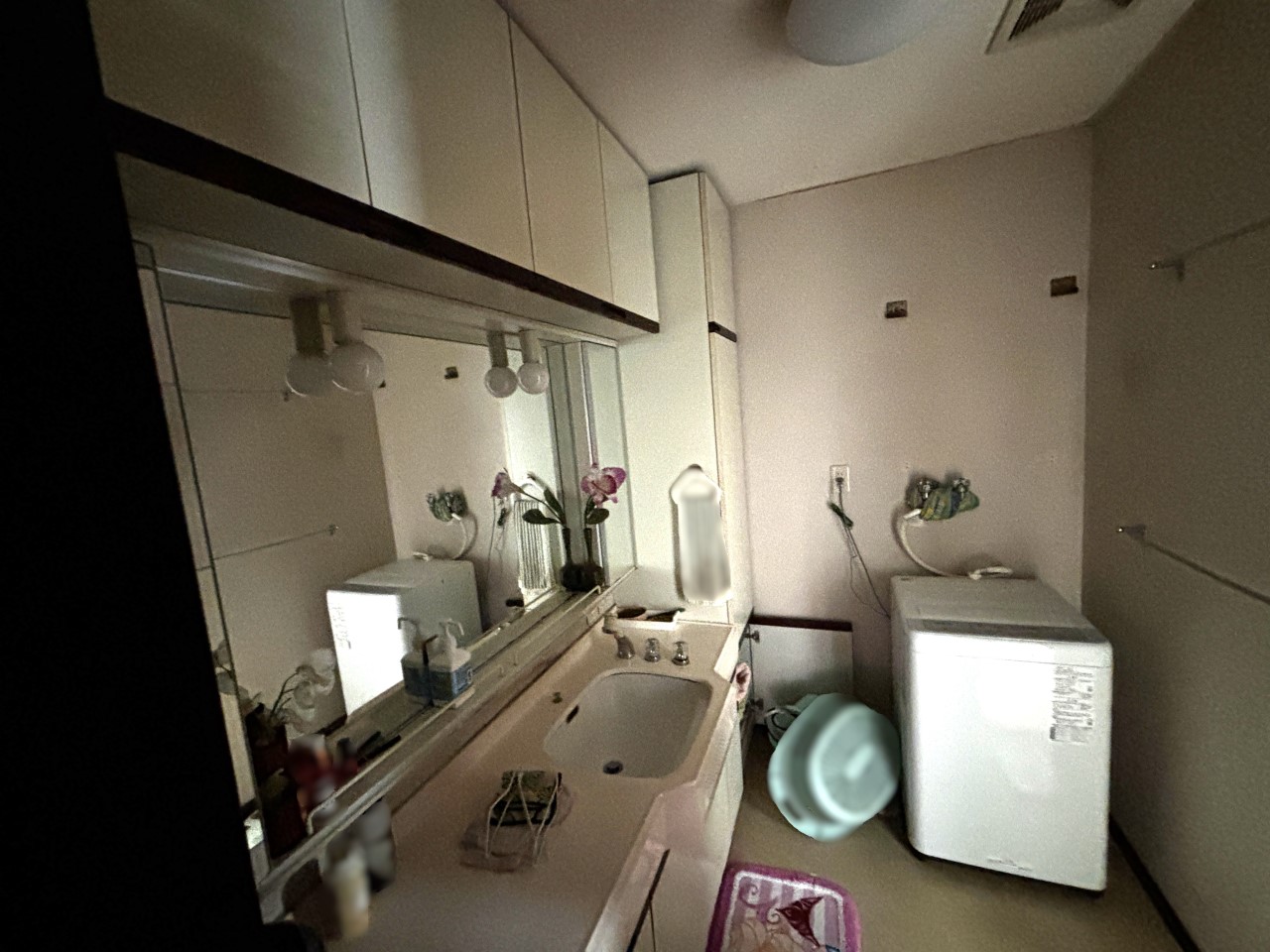 洗面台と脱衣スペースがしっかり分かれた、ゆとりある洗面脱衣室です