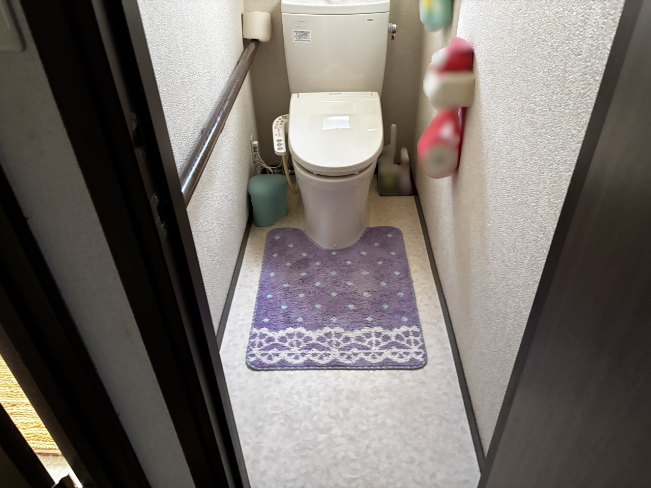 窓のある明るい１階トイレ