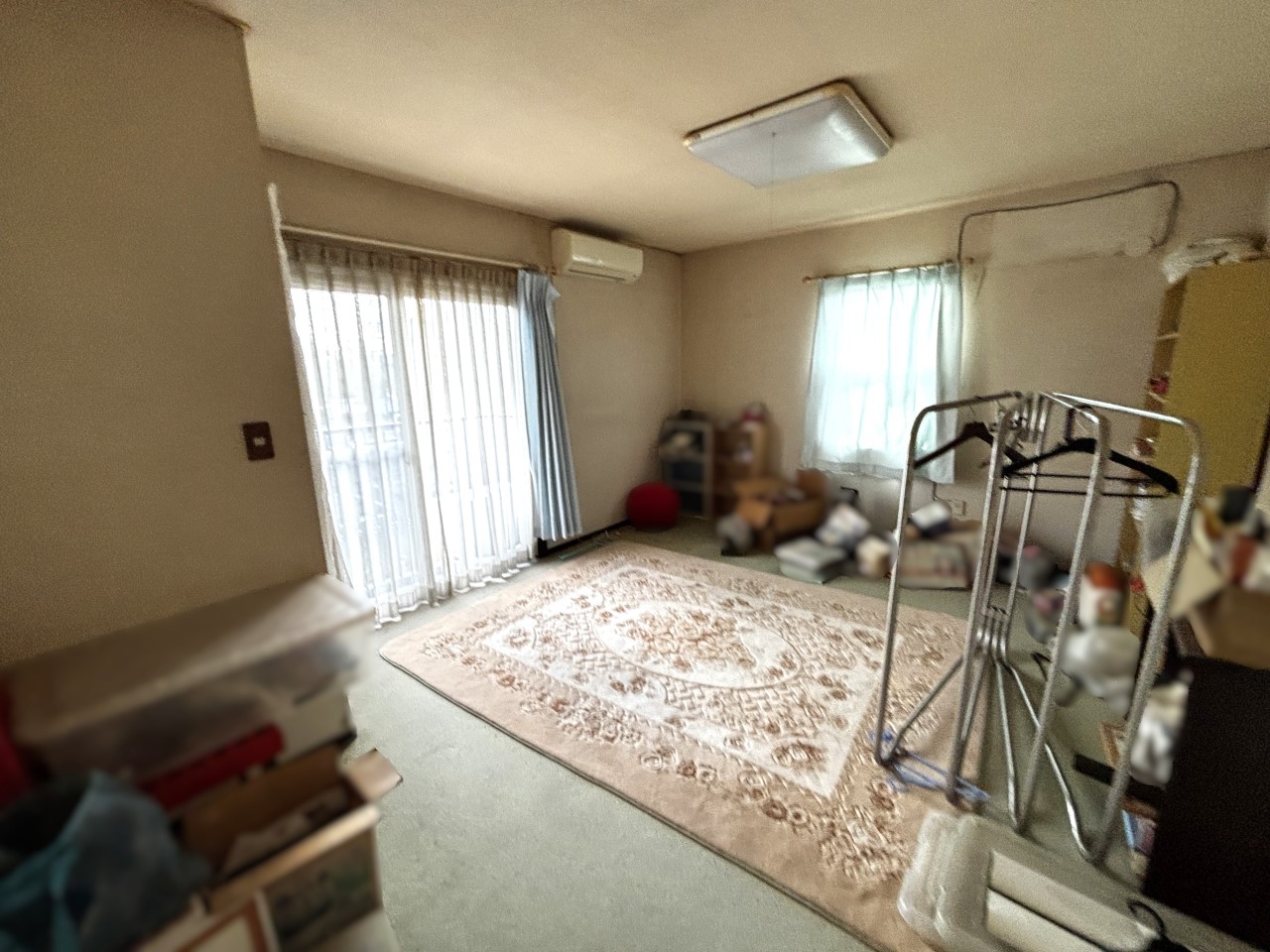 2方向に窓があり、自然光がたっぷり入る明るい室内