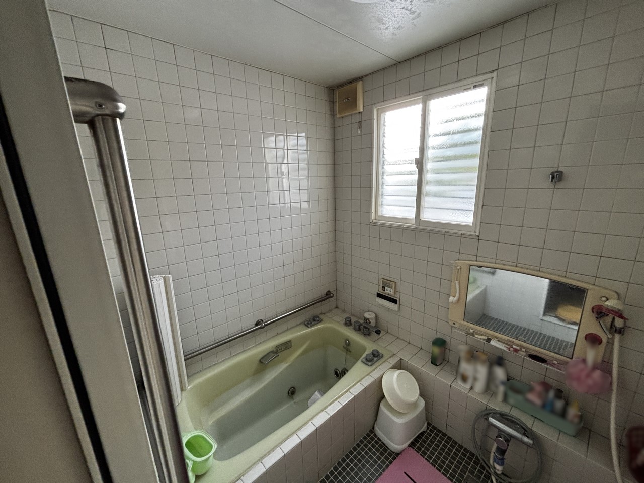 窓付きの明るい浴室