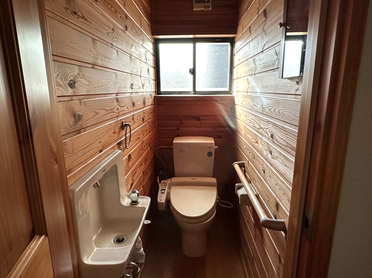 南側トイレには手洗い場が完備されており、使用後にすぐ手を洗えて便利