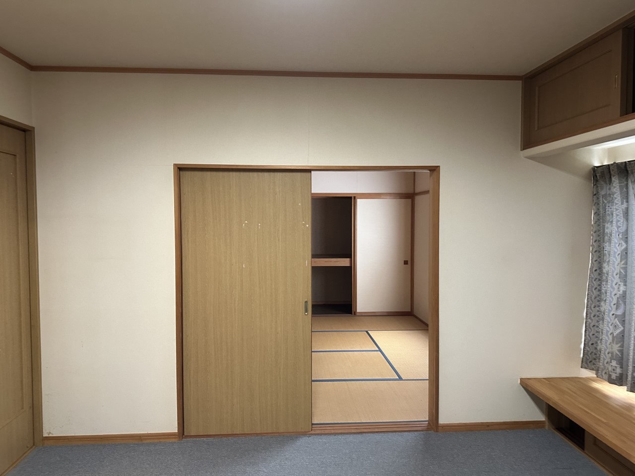 2方向に窓があり、自然光がたっぷり入る明るい室内