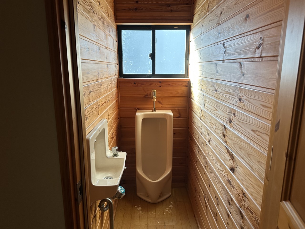 男性用トイレもあるので、忙しい朝や夜間も便利