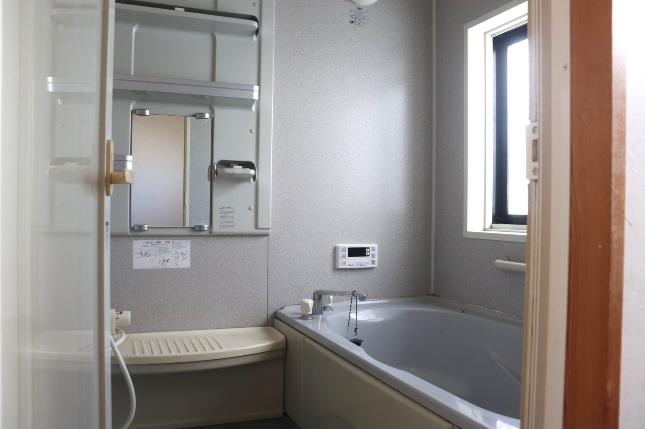 窓付きの明るい浴室