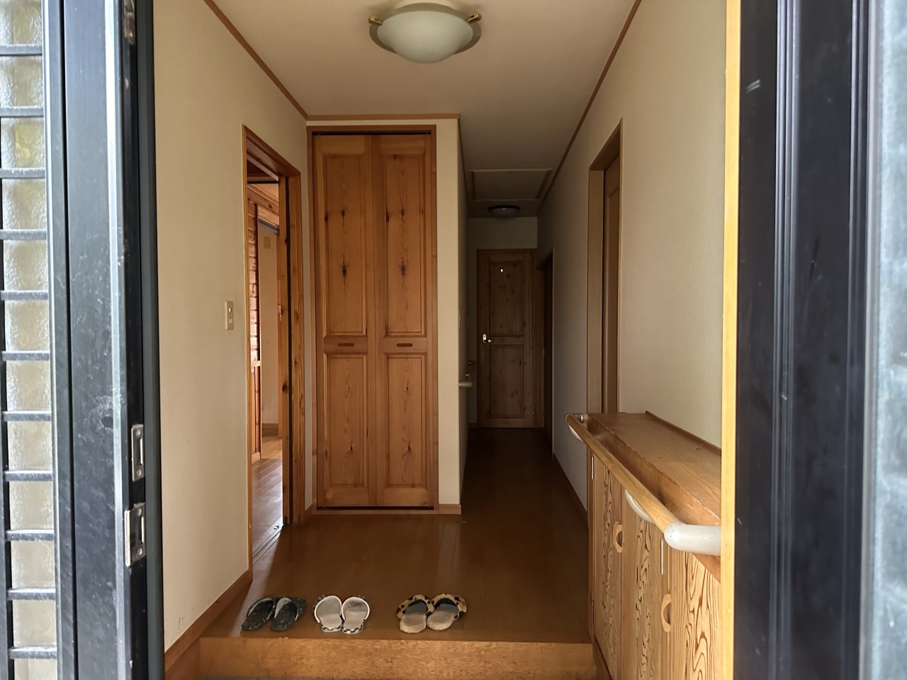 落ち着いた色合いで統一された玄関は、帰宅時にほっとする空間に