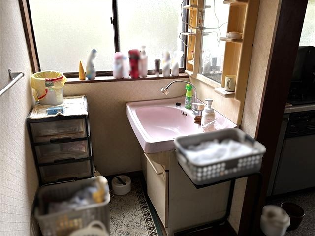 湿気がこもりがちな洗面室も、窓を開ければ一気に空気の入れ替えが可能！