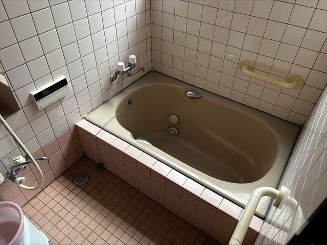 タイル張りの浴室は、懐かしさを感じさせるデザイン  趣を感じる空間で、ゆったりとしたバスタイムを楽しめます