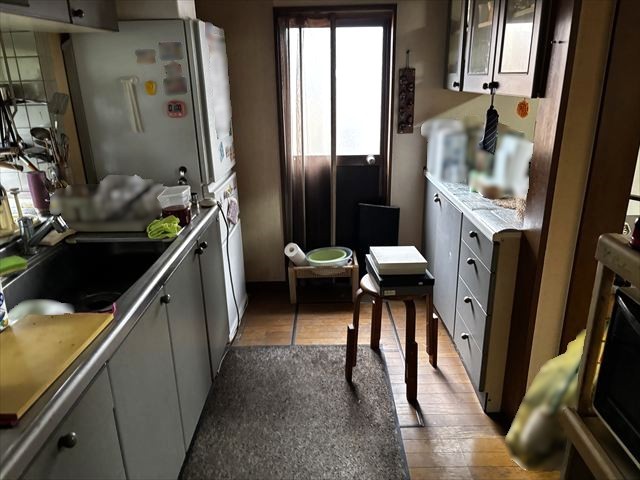 勝手口付きのキッチンで、ごみ出しや買い物後の出入りもスムーズ