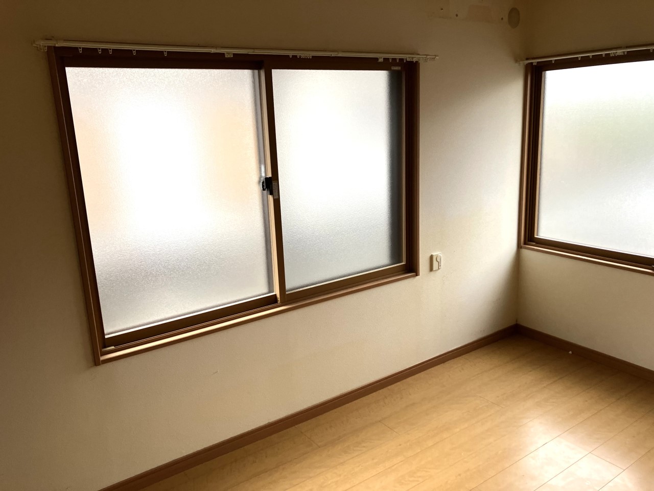 ２面に大きく取られた窓から、陽光が部屋の奥まで届く明るいリビングです！収納が充実している分、部屋の中に余計な家具を置く必要がなく、６．８帖という広さを最大限に活用できます！