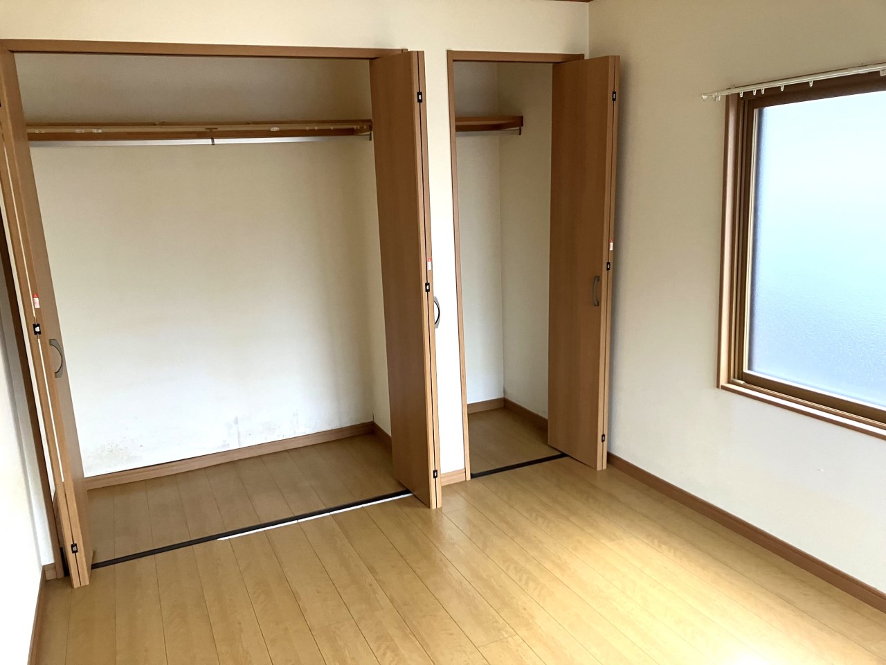 リビングの一角に設けられた大容量の収納スペース！掃除機や季節の家電、お子様のおもちゃ、あるいは日々の書類関係まで、すべてを「扉一枚」の向こうに隠せます♪