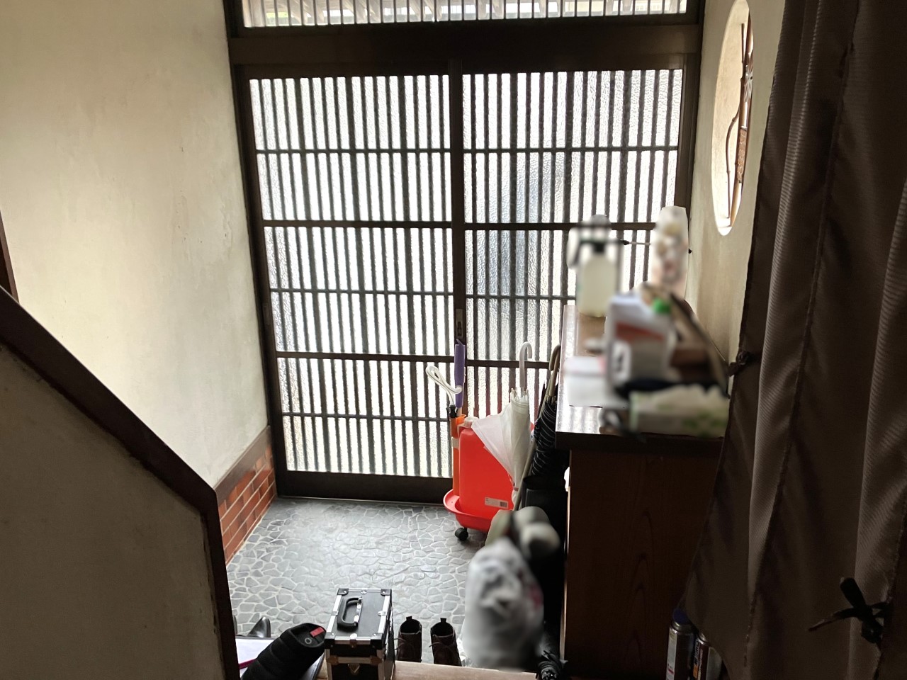 落ち着いた石目調の床と、趣ある格子戸。そのままでも味わい深いですが、照明をモダンなペンダントライトに変えたり、丸窓を活かしたインテリアを飾るだけで、驚くほど洗練された和モダン空間へと生まれ変わります♪