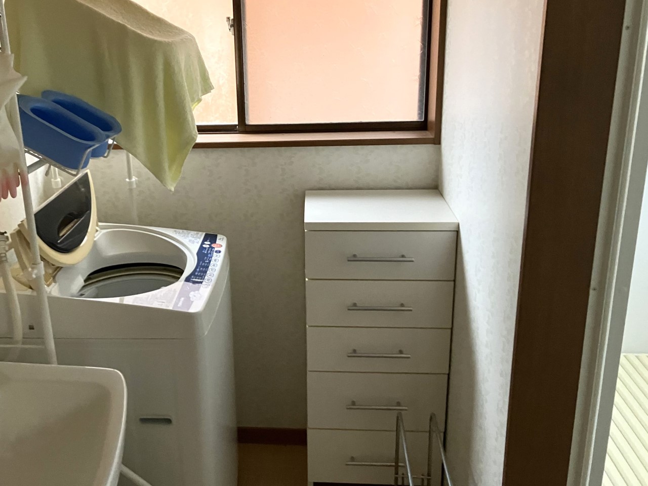 湿気がこもりがちな洗面室も、窓を開ければ一気に空気の入れ替えが可能！