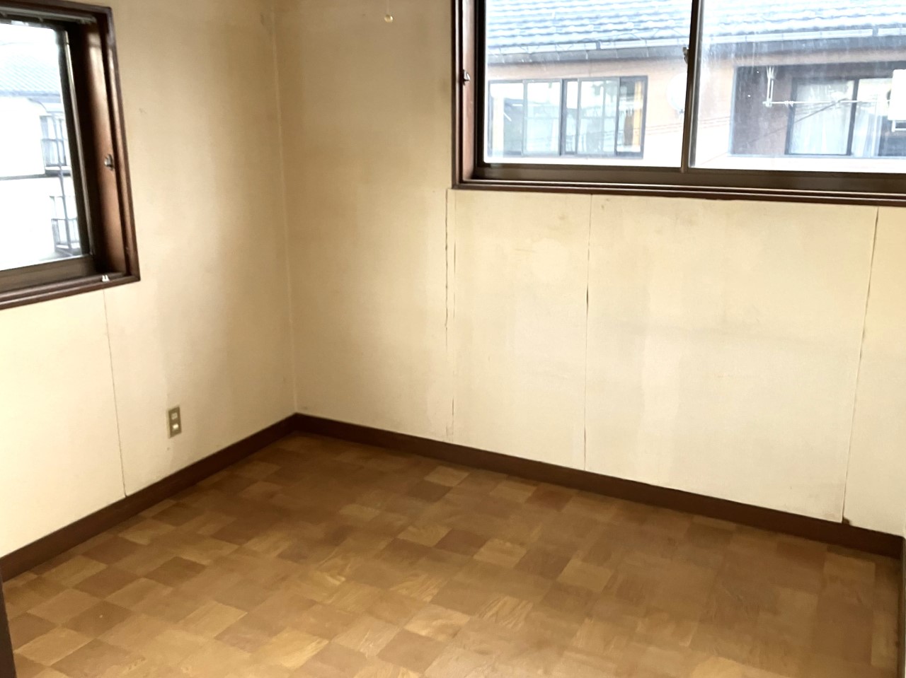 ２方向に窓があり、自然光がたっぷり入る明るい室内